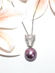 Elegant Encounter of Leopard Head and Pearl Pendant Necklace