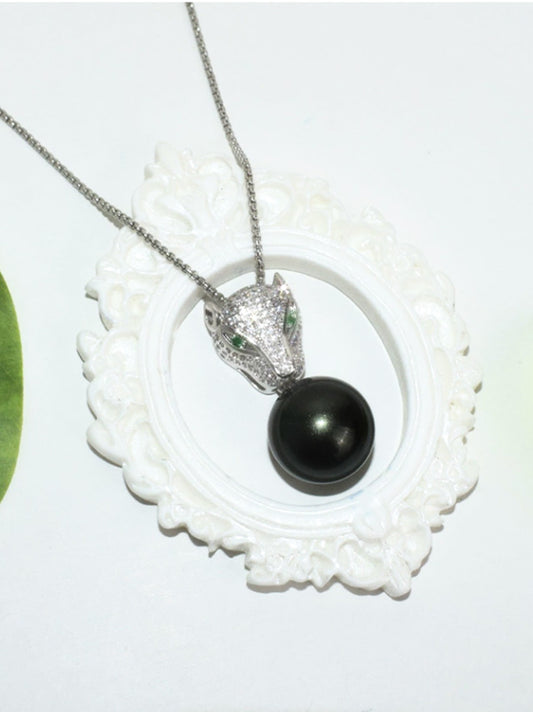 Elegant Encounter of Leopard Head and Pearl Pendant Necklace