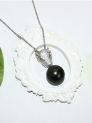 Elegant Encounter of Leopard Head and Pearl Pendant Necklace