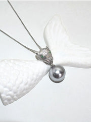 Elegant Encounter of Leopard Head and Pearl Pendant Necklace