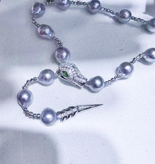 قلادة من اللؤلؤ المستزرع من المياه العذبة على شكل ثعبان مصنوعة من الفضة الإسترلينية، إصدار محدود 8 - 9 مم