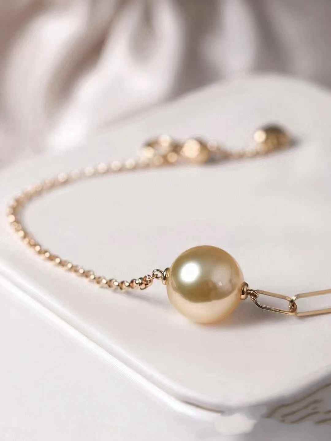 “ Quidditch ” Seawater Cultured South Sea Golden Pearl Bracelet 18K Gold Chain Intensely Golden Hue 10-11mm