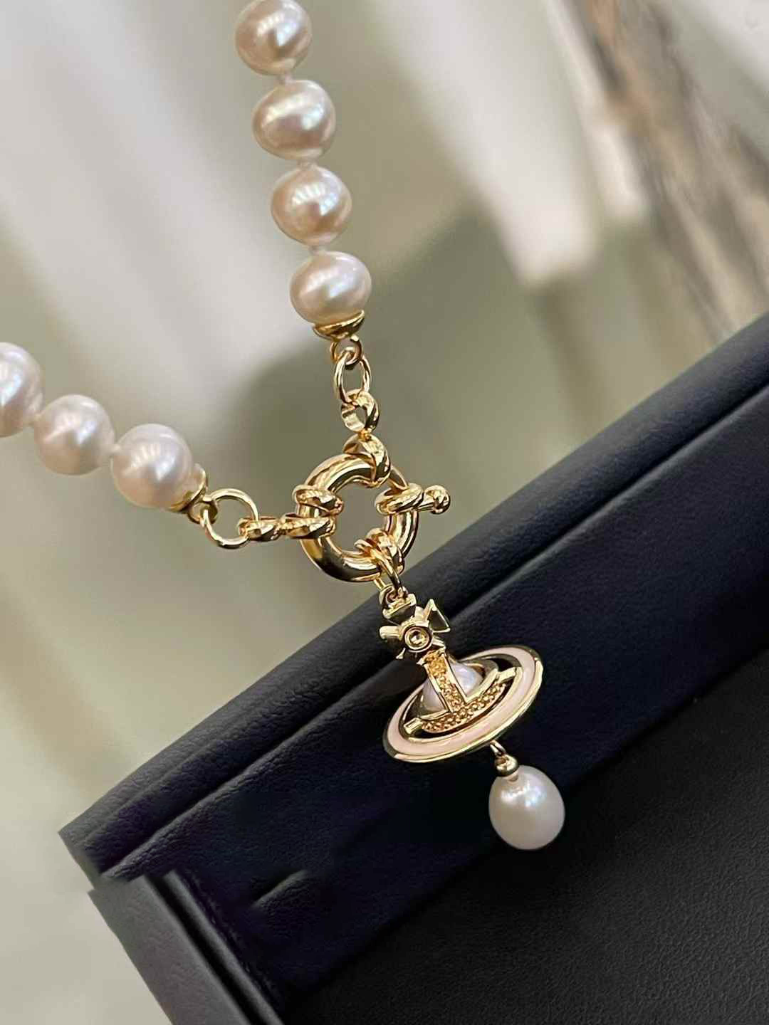 "Flying Saucer and Saturn " Freshwater Cultured Edison Pearl Necklace 6 to 7mm