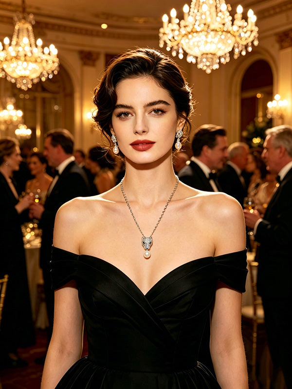 Elegant Encounter of Leopard Head and Pearl Pendant Necklace