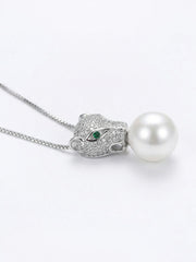 Elegant Encounter of Leopard Head and Pearl Pendant Necklace